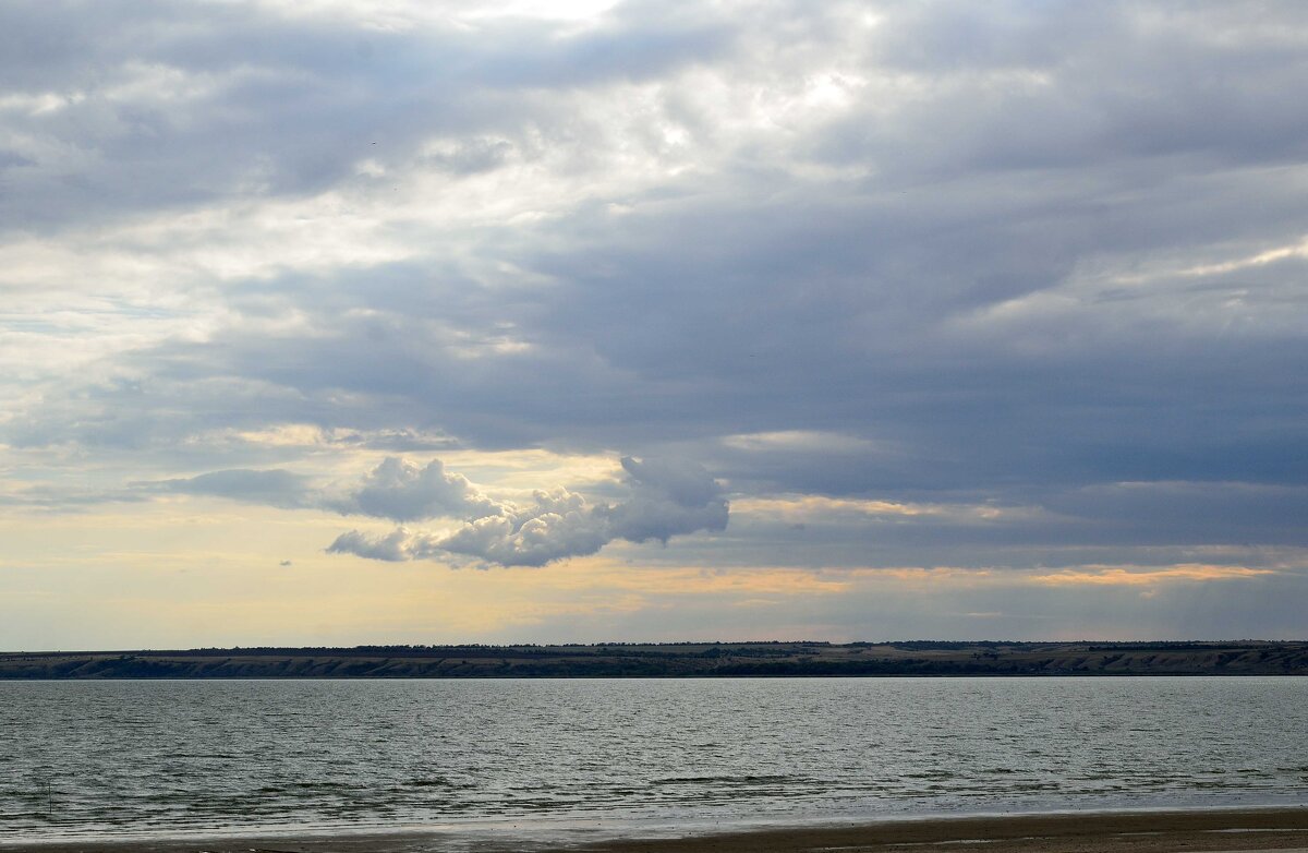 Тучи над Цимлянском водохранилищем - Александр Стариков