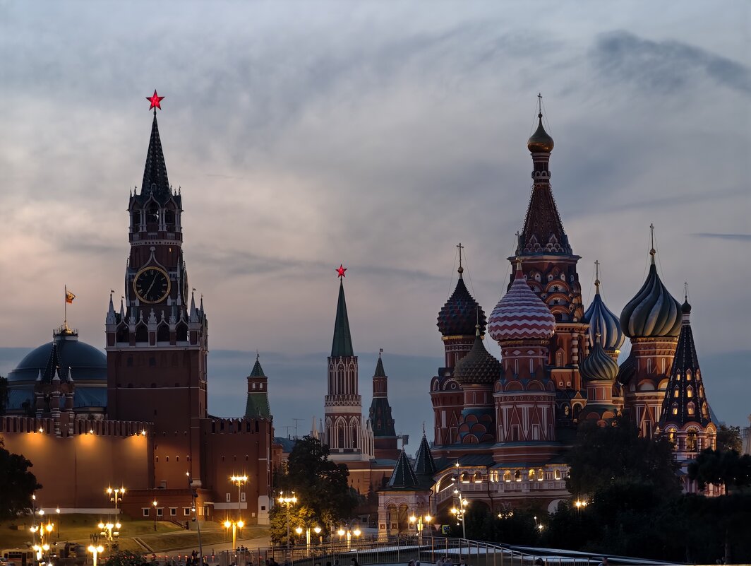 Спасская башня и храм Василия Блаженного - <<< Наташа >>>