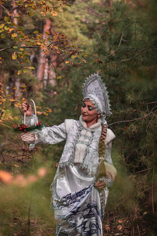 Снегурочка в осеннем лесу - Валерия .