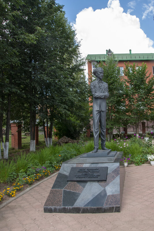 Памятник художнику П.И. Субботина-Пермяку - уроженцу Кудымкара перед краеведческим музеем - Gen 