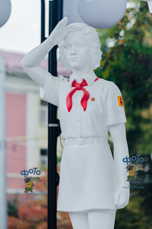 Скульптура пионерки. город Курск - Руслан Васьков Скульптура пионерки. город Курск - Руслан Васьков