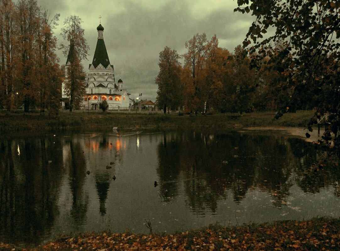 "Осенний вечер в скромном городке..." - Марина 