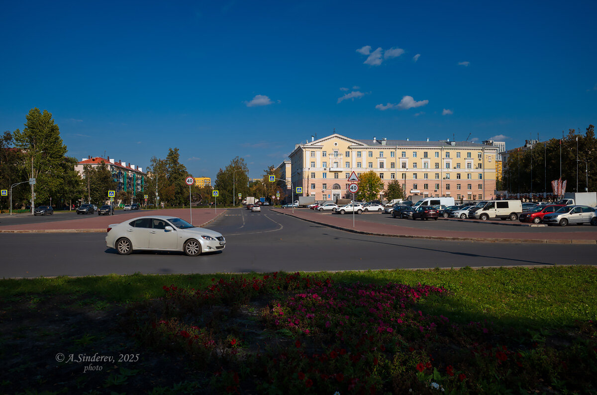 На площади - Александр Синдерёв
