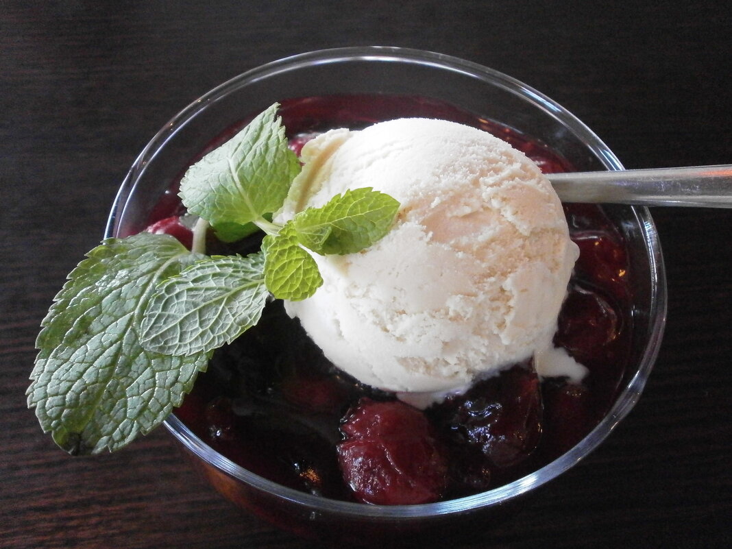 Мороженое с вишней и мятой.... - Алёна Савина Мороженое с вишней и мятой.... - Алёна Савина