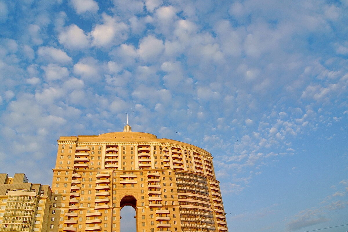 Современная высотка + красивое небо... - Игорь Тельцов