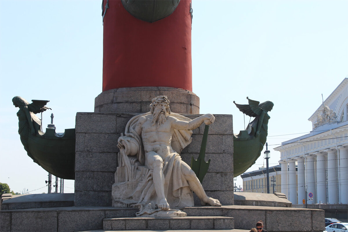 Аллегориеская скульптура реки Днепр у севернй Ростральной колонны, скульптор Жак Тибо - Любовь ***