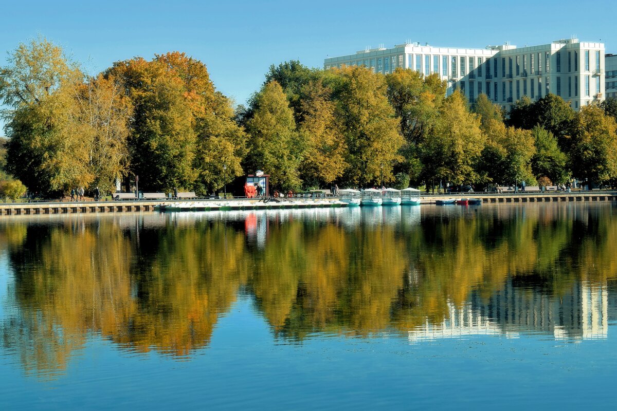 Отраженье украшает гладь воды. - Татьяна Помогалова Отраженье украшает гладь воды. - Татьяна Помогалова