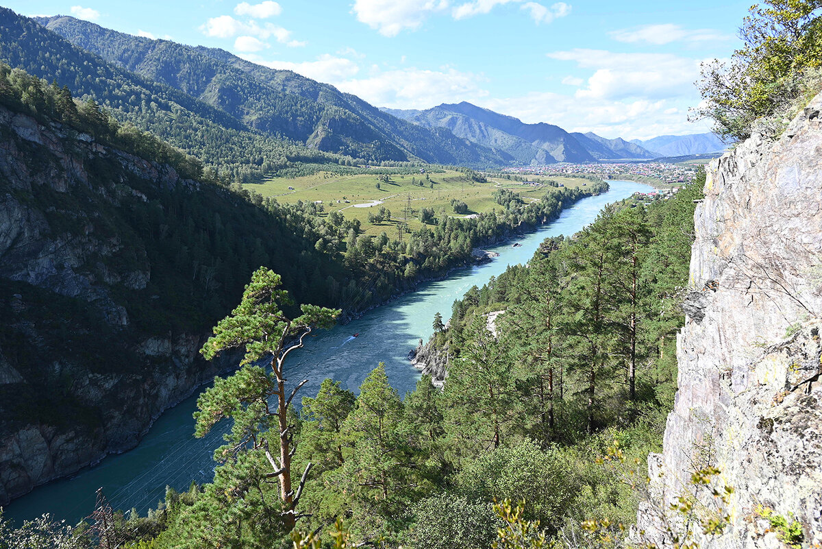 В воротах Катуни - Валерий Медведев