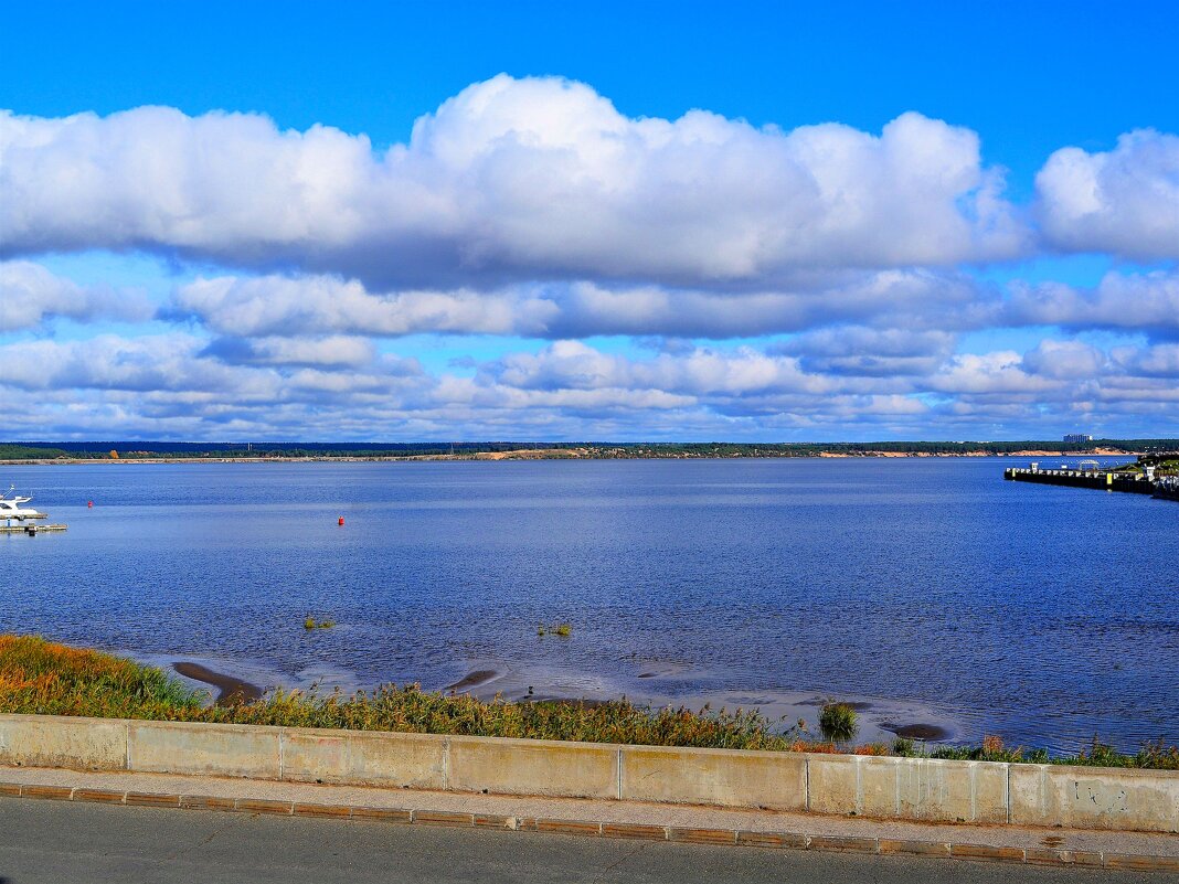 Чебоксары. У входа в Чебоксарский залив осенью. - Пётр Чернега