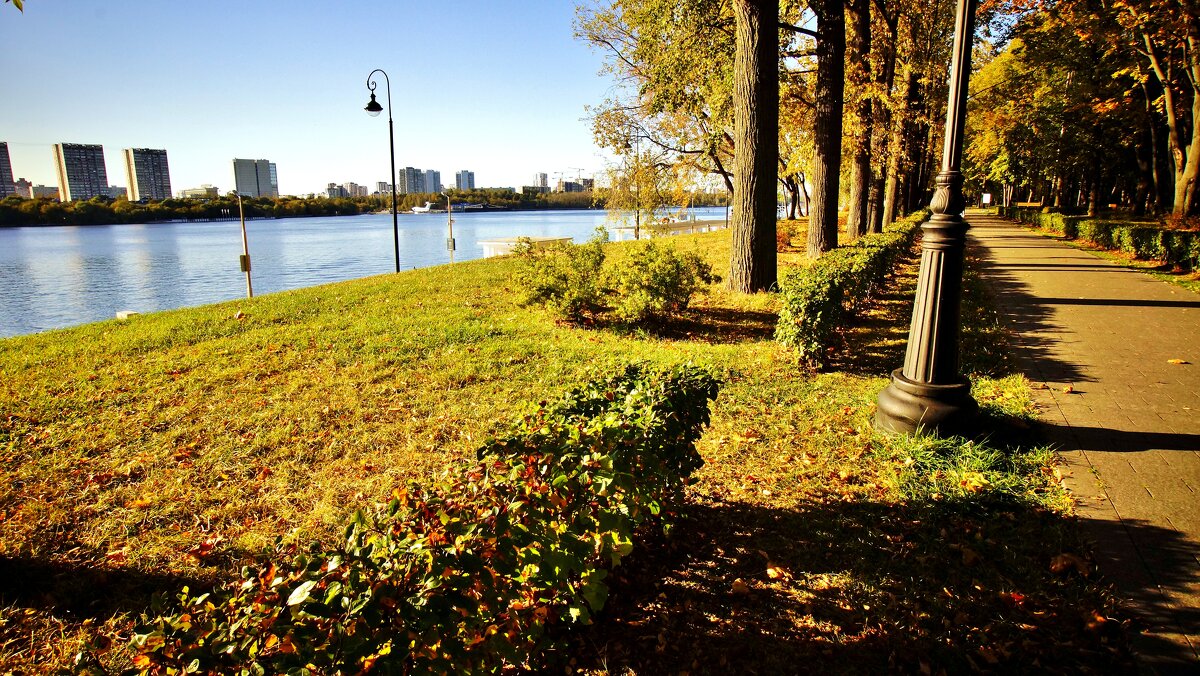 ОСЕНЬ НА НАБЕРЕЖНОЙ - АЛЕКСАНДР 