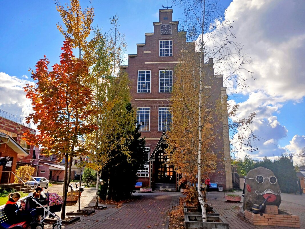 Здание с часами и сквер с камнями. - Лия ☼ Здание с часами и сквер с камнями. - Лия ☼