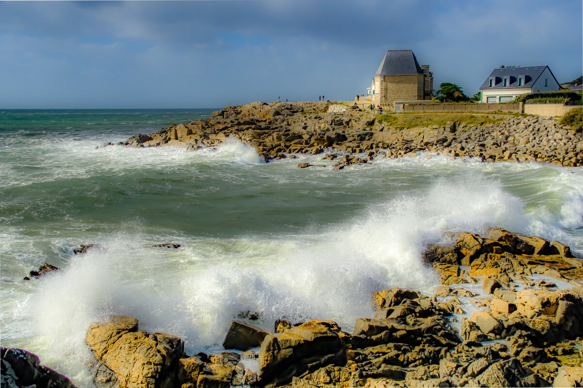 Волна накрыла скальный берег - Георгий А