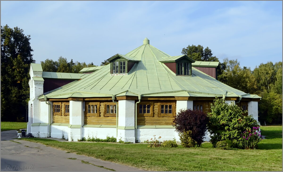 Подмосковье. Усадьба Середниково. Чайный домик. - Василий Палий