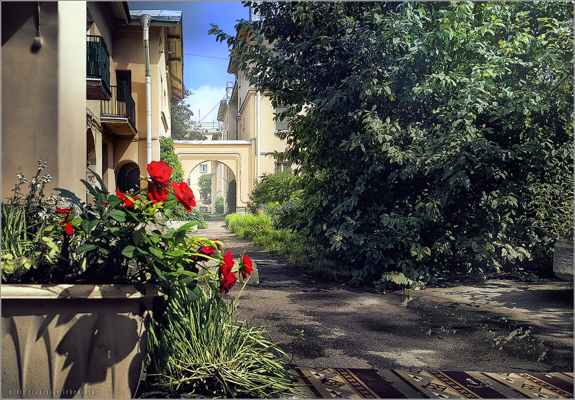 My magic Petersburg_03699-3_дворик по проспекту Елизарова, по дороге от метро к ДК им. Крупской - Станислав Лебединский