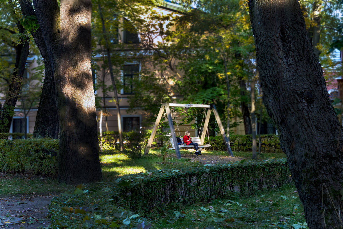 Девушка на качелях. - Виктор Орехов