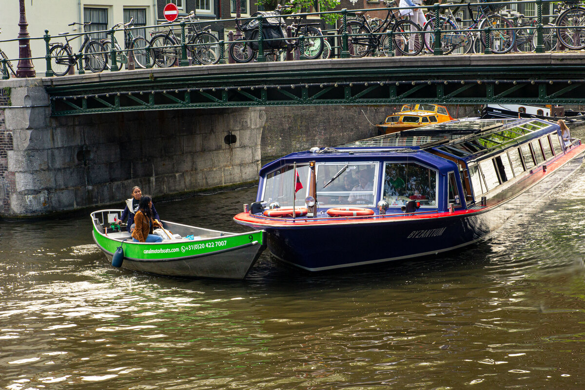Амстердам.Речному транспорту тесновато в узких каналах. - Lucy Schneider 