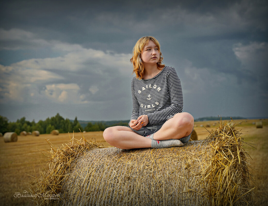 "Варя на рулоне соломы. Август"© - Владимир Макаров