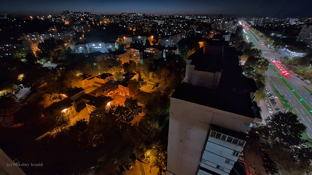 Вечерний Кишинёв на закате с 24-го этажа "Ворот Города". - Леонид Школьный