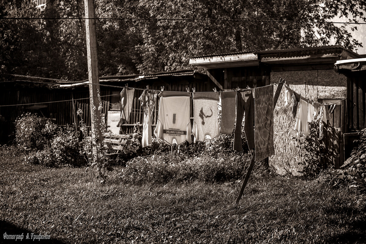 Старый дворик провинциального города в сентябре - Алексей Трифонов