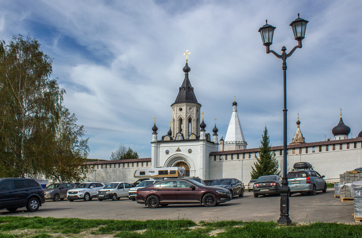 Старица. У врат монастыря. - Михаил "Skipper"
