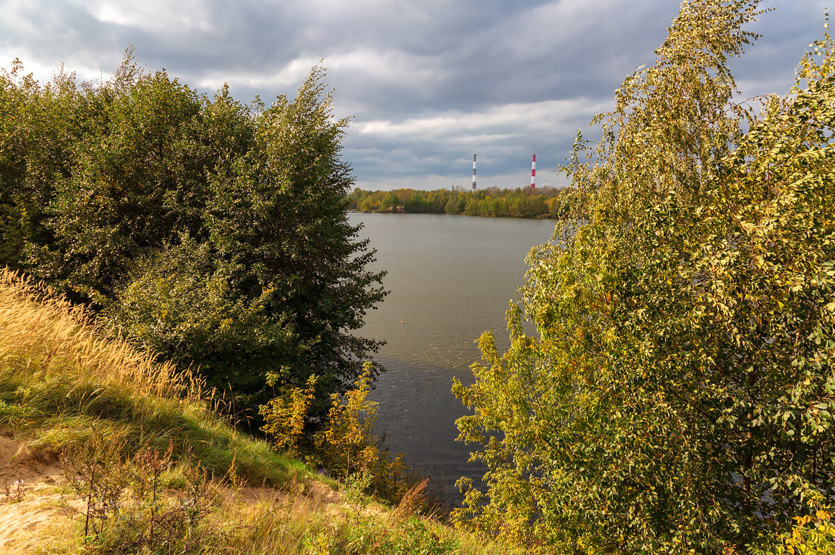Хмурый пейзаж на озере - Александр Синдерёв