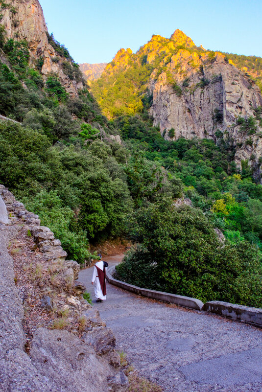 Монах идёт из горного монастыря в деревню - Георгий А