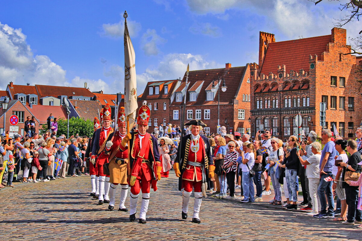 "И стояли барышни у обочин, им солдаты нравились очень-очень" - Андрей K. "И стояли барышни у обочин, им солдаты нравились очень-очень" - Андрей K.