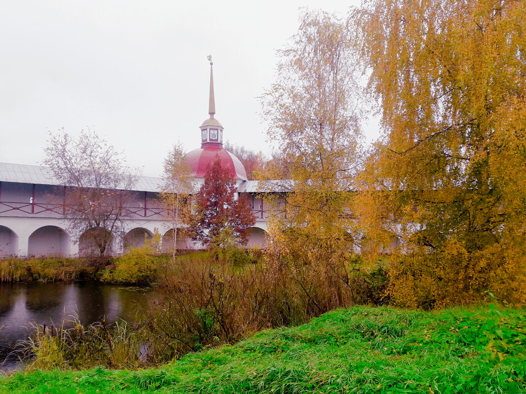 Осенний монастырский двор - Сергей Кочнев