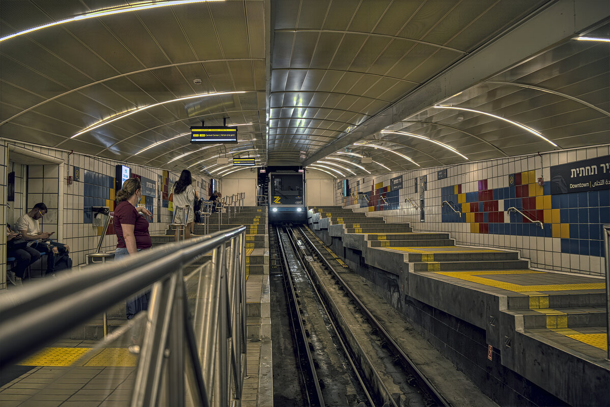 Хайфа «Кикар-Париз» (Парижская площадь») 2025год ,находится в Нижнем городе . подземный  фуникулёр. - ujgcvbif 