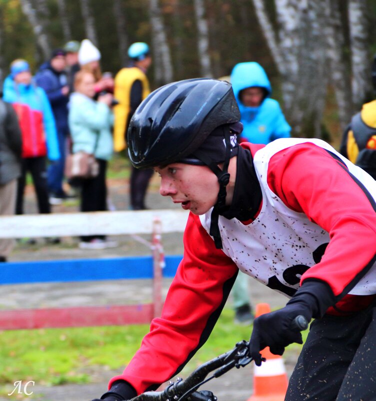 На финише этапа велогонки - Любовь Сахарова На финише этапа велогонки - Любовь Сахарова