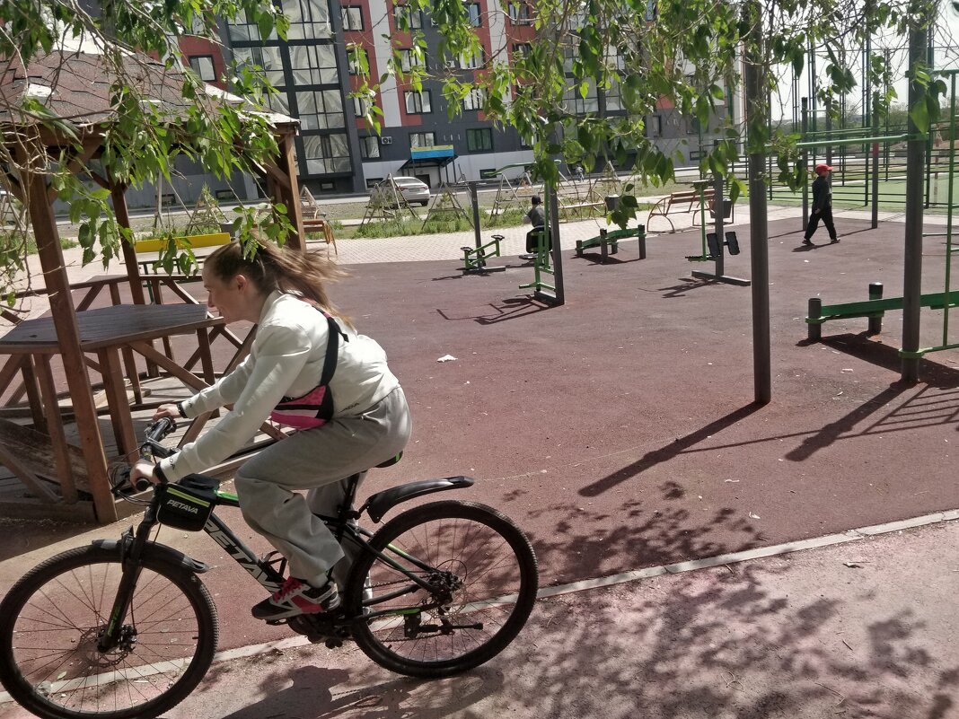 Лихо катит... - Андрей Хлопонин