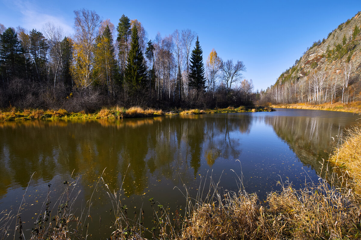 Полдень на октябрьской реке. - Юрий кот