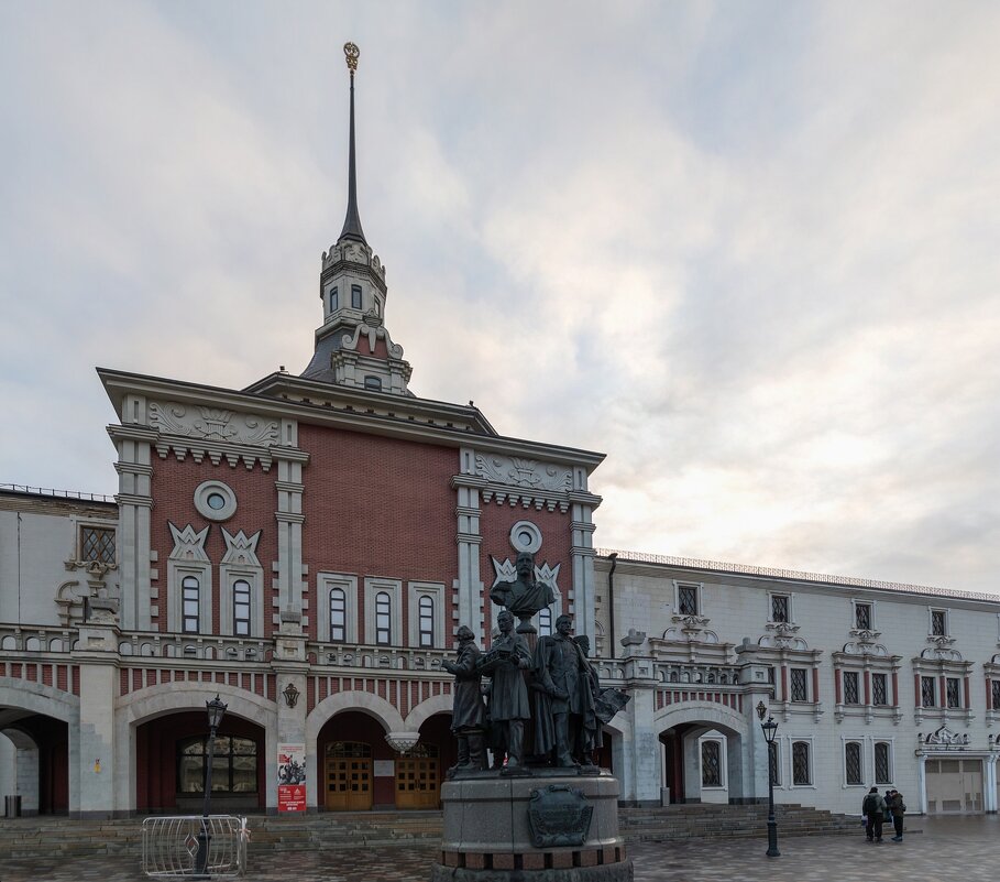 Памятник создателям Российских железных дорог у Казанского вокзала - Валерий Иванович