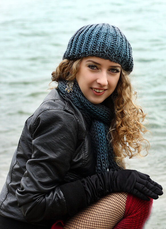 Девушка у озера - Сергей Удовенко