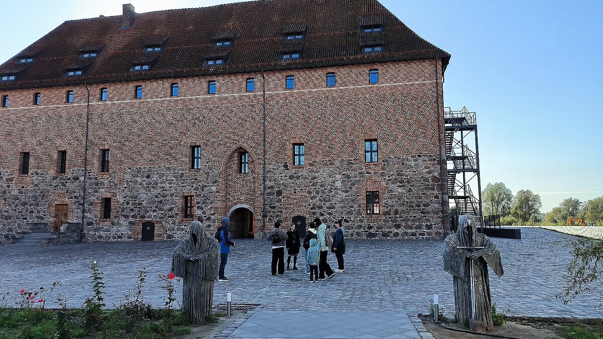 Во дворе замка. - Ольга 