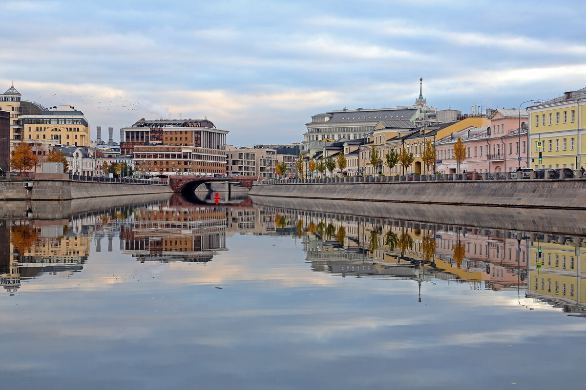 Утро  23 октября на Кадашевской наб - Михаил Бибичков