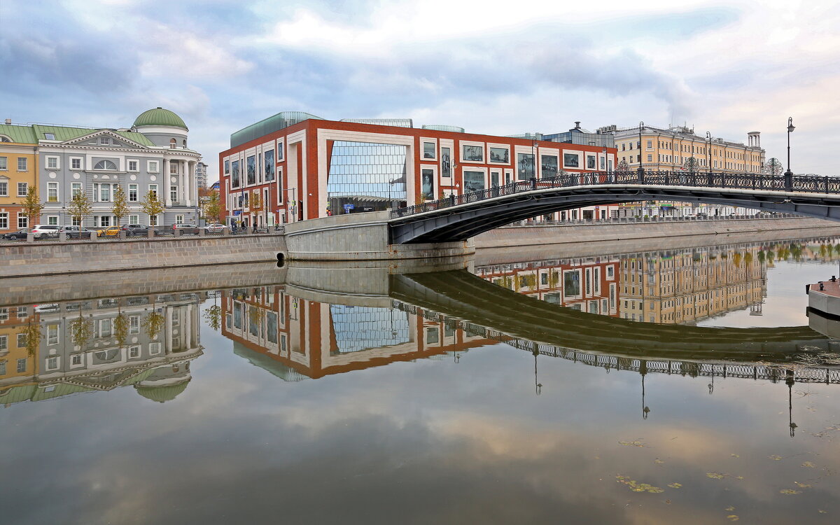 Утро  23 октября на Кадашевской наб - Михаил Бибичков