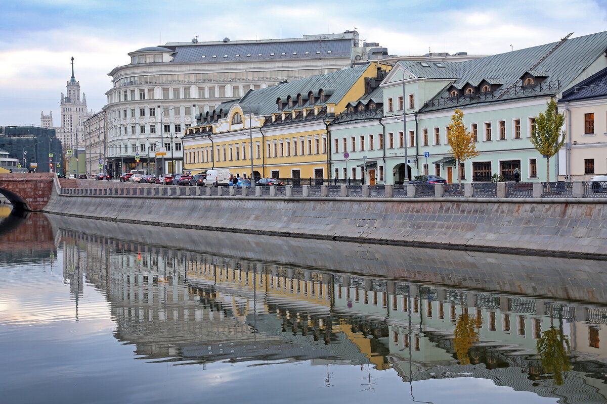 Кадашевская наб  23 октября - Михаил Бибичков