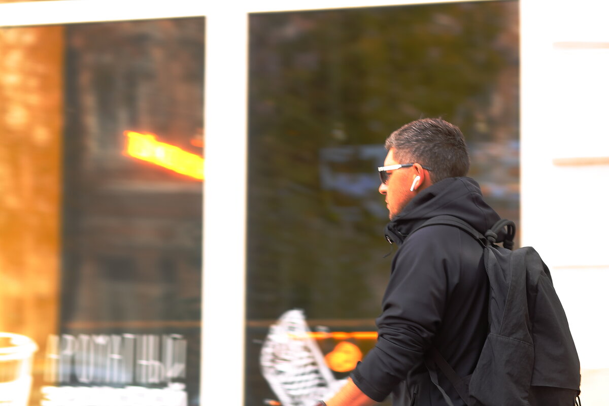 Даже не смотрит... - Юрий Гайворонскiий Даже не смотрит... - Юрий Гайворонскiий