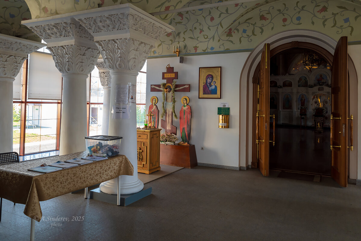 У входа в зал церкви Серафима Саровского - Александр Синдерёв У входа в зал церкви Серафима Саровского - Александр Синдерёв