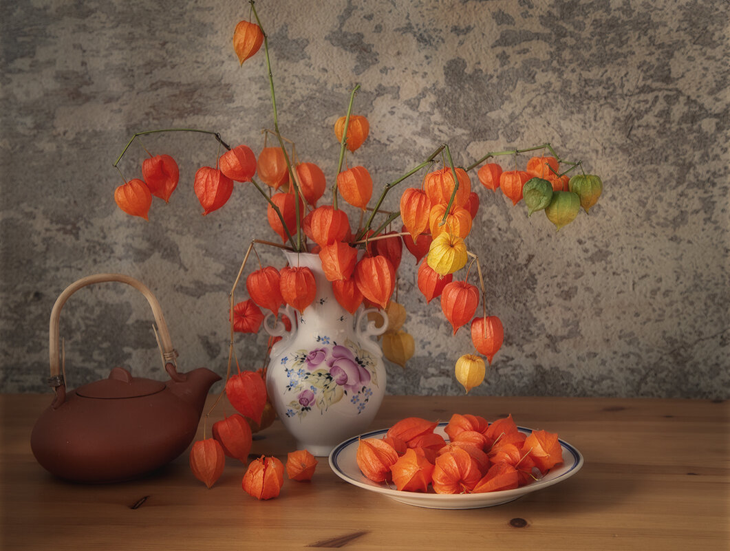 Натюрморт с  физалисом. - Лилия *