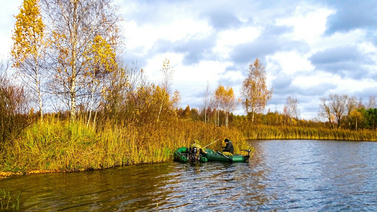 Рыбаки на осеннем озере. - Милешкин Владимир Алексеевич 