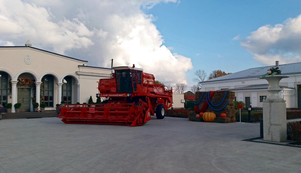 Комбайн пришел с полей - Galina Solovova