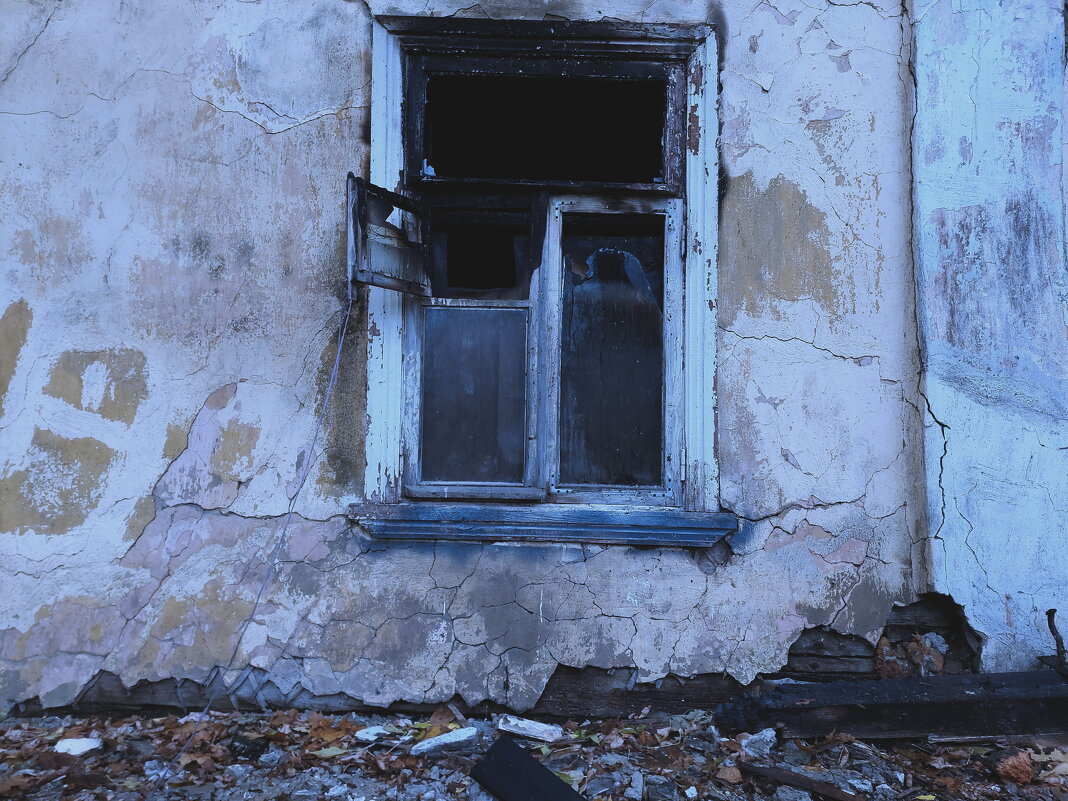 запах гари сырости и гнилых досок - Артём 