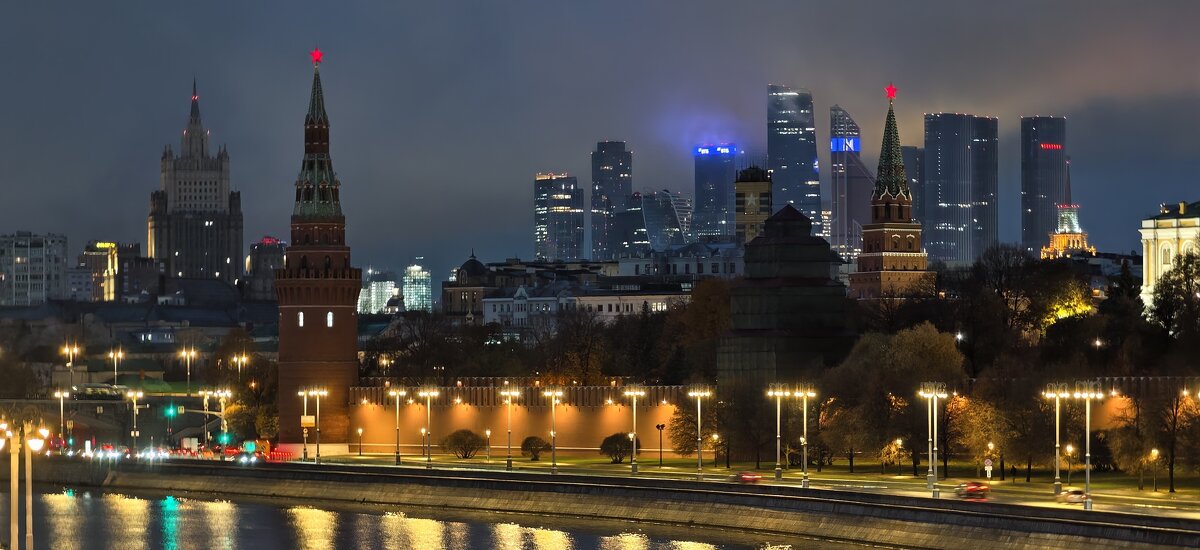 Небоскребы Москвы-Сити и башни Московского Кремля - <<< Наташа >>>