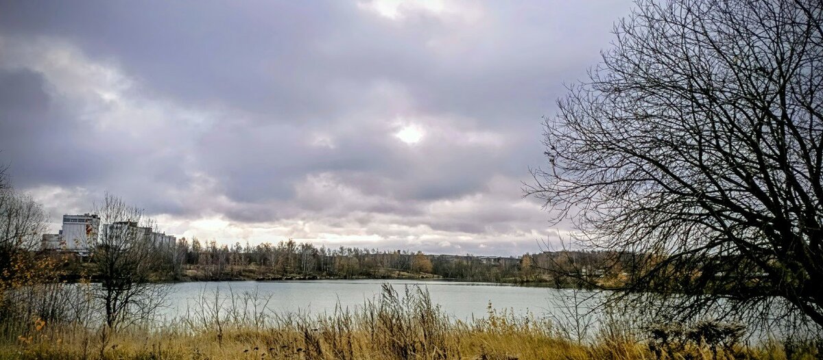 Октябрь у воды... - Михаил Столяров