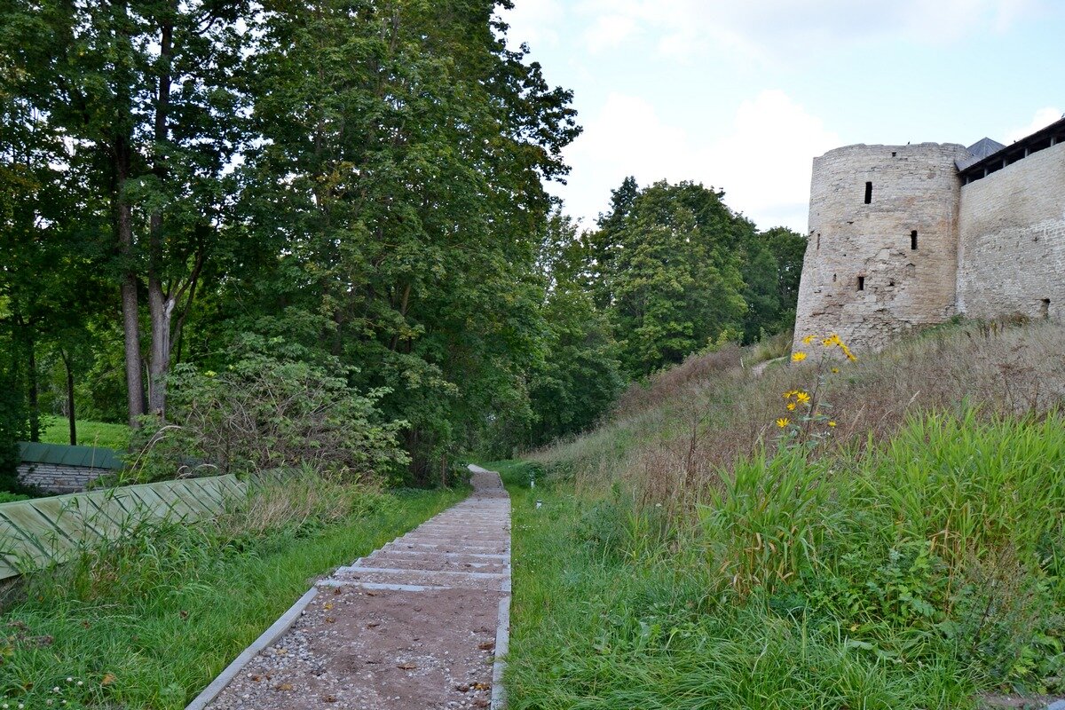 Изборская крепость - главный форпост Средневековой Руси здесь - Виктор Осипчук