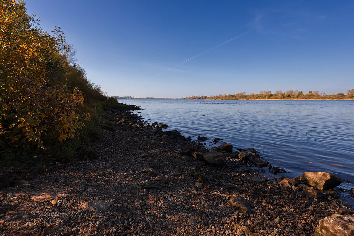 На берегу Волги - Александр Синдерёв