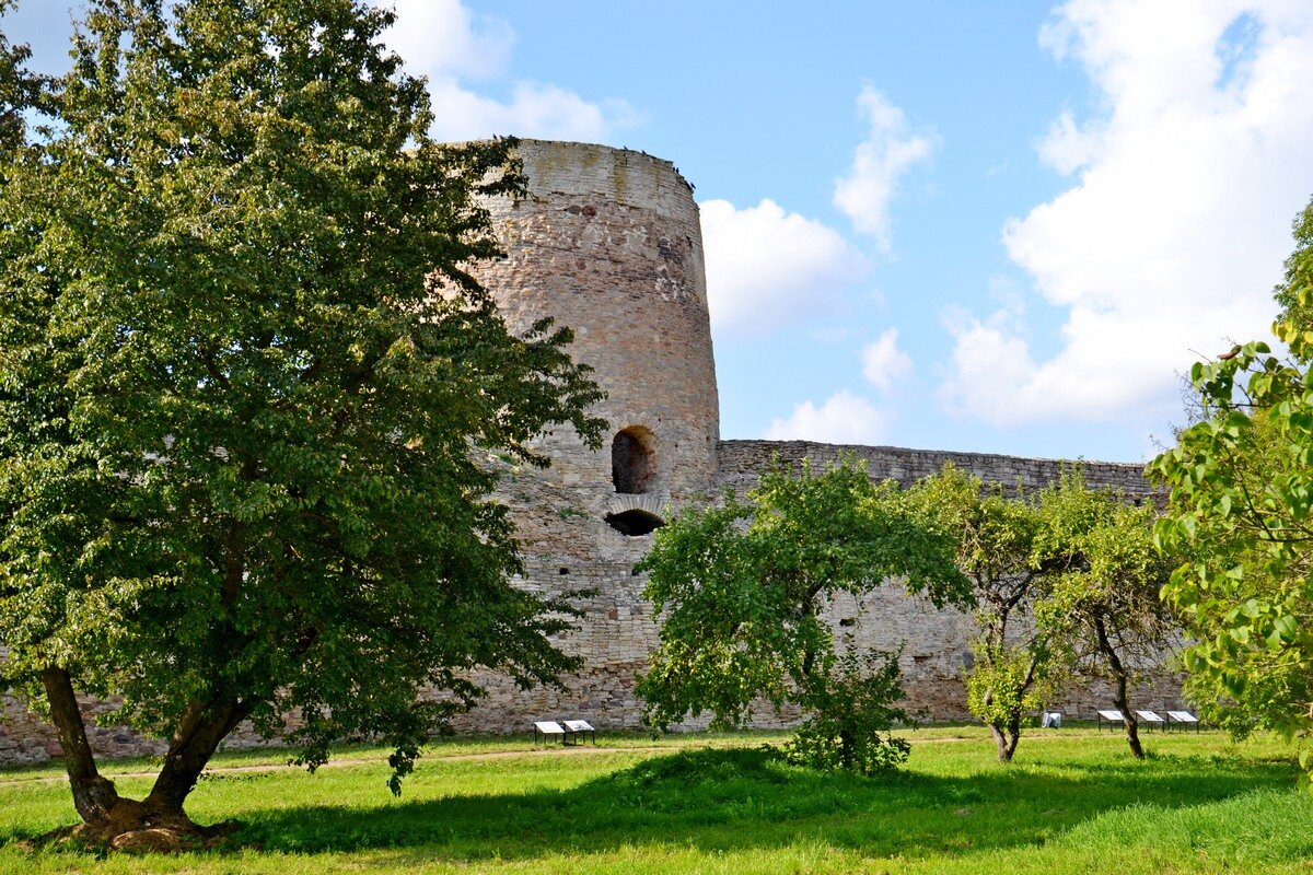 Изборская крепость - главный форпост Средневековой Руси здесь - Виктор Осипчук Изборская крепость - главный форпост Средневековой Руси здесь - Виктор Осипчук