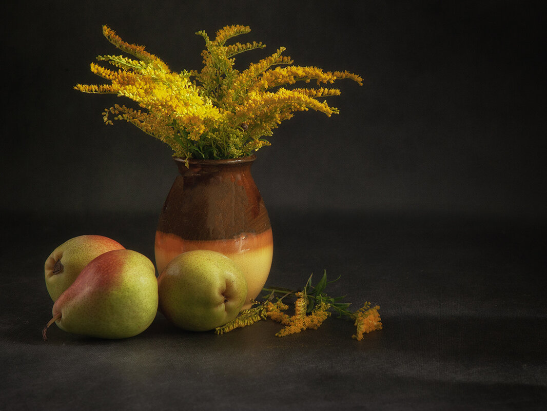 Натюрморт с золотарником и грушами. - Лилия *